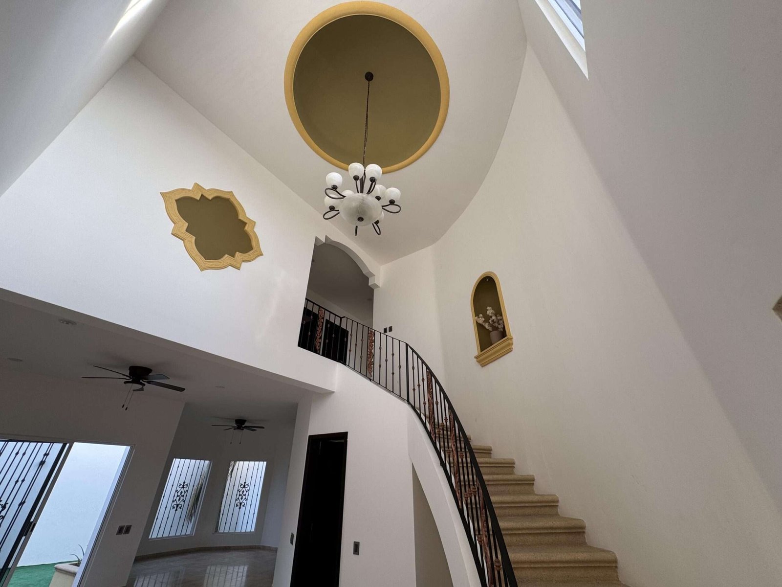 Cabo San Lucas Jacarandas Residencia de dos niveles con 249.75 m² de construcción sobre 200 m² de terreno. Cuenta con 3 recámaras, 2.5 baños, sala con doble altura, cocina integral con barra desayunador y área de comedor con vista al patio.La recámara principal ofrece baño completo con tina tipo jacuzzi. Acabados en mármol, carpintería en tono oscuro y excelente iluminación natural. Patio amplio ideal para reuniones y cochera con portón eléctrico.Ubicada en zona residencial cercana a servicios y vialidades principales. for sale