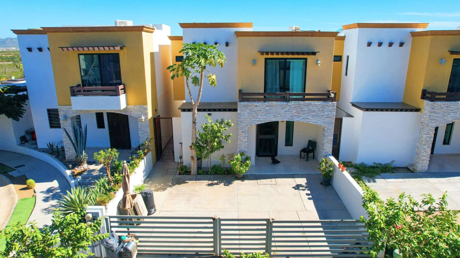 Cabo San Lucas Portales House for sale located in the Portales neighborhood of Cabo San Lucas, a residential area with excellent connectivity and high demand. The property is offered fully furnished and equipped, ready to move in or generate rental income.It has 3 bedrooms and 2.5 bathrooms, well-distributed spaces, a living room and dining room with good natural lighting, and a modern equipped kitchen. It has a private patio, ideal for socializing or relaxing, as well as parking and controlled access.A very attractive option for family living or investment, with easy access to supermarkets, schools, main roads, and shopping areas.Price: 4,500,000 MXN – PORTALES CASA DORADA, Cabo San Lucas, Cabo San Lucas, BS