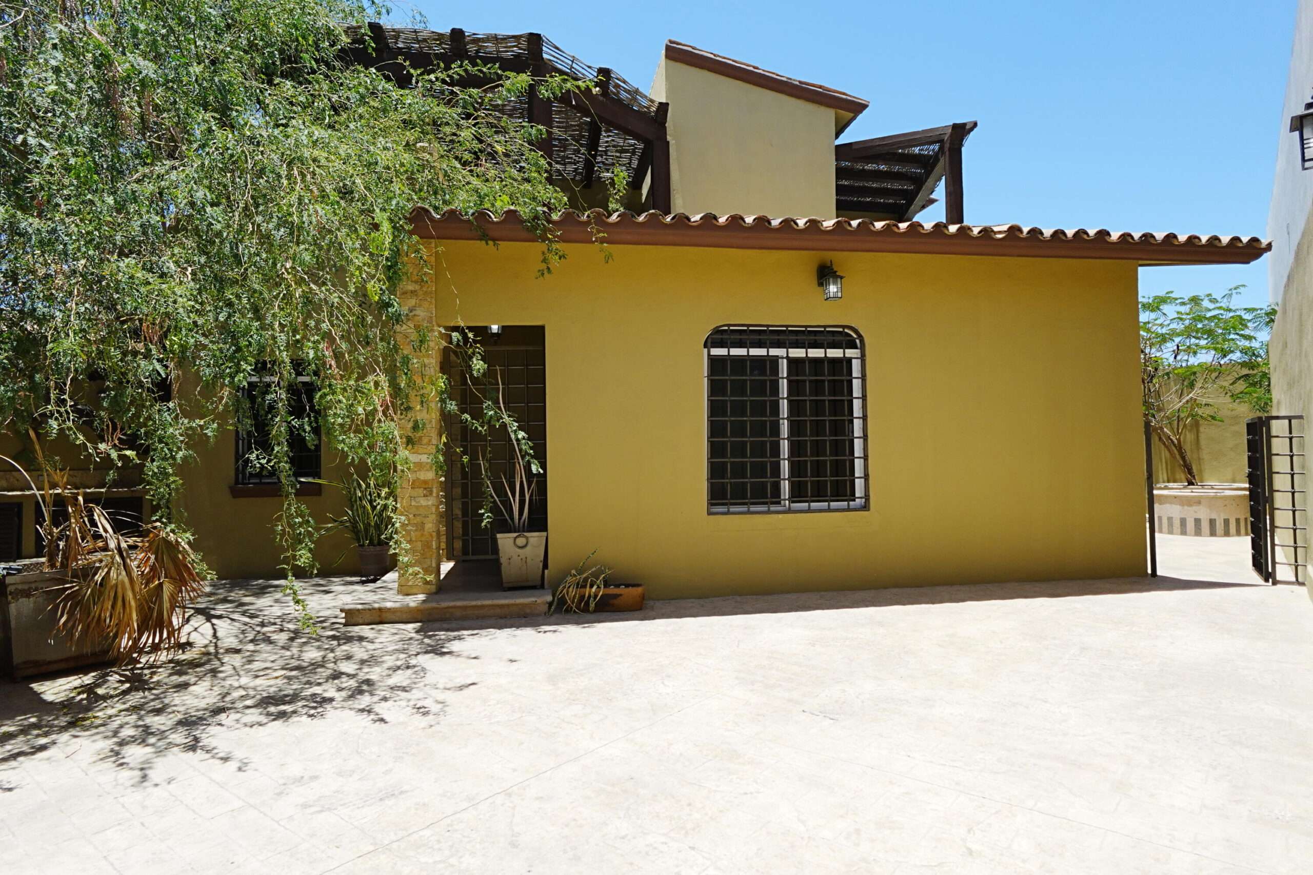 Cabo San Lucas 4 De Marzo Ubicada en la Colonia Ampliación Matamoros, a 5 min del centro de Cabo San Lucas. Ideal para familias o propiedad de rentas.Exterior: Patio con asador y cochera bardeada para 2 autos.P. Baja: Sala, comedor, cocina, medio baño, estudio con acceso independiente y recámara con baño completo y walk-in closet.P. Alta: 2 recámaras con terrazas privadas (una con baño completo).Located in Ampliación Matamoros, 5 min from downtown Cabo San Lucas. Ideal for families or rental property.Exterior: Patio with BBQ grill & fenced 2-car carport.Main Floor: Living/dining area, kitchen, half-bath, studio with private entrance & bedroom with full bath & walk-in closet.Upper Floor: 2 bedrooms with private terraces (one with a full bath). – 115 Cam. Grande, Cabo San Lucas, BS