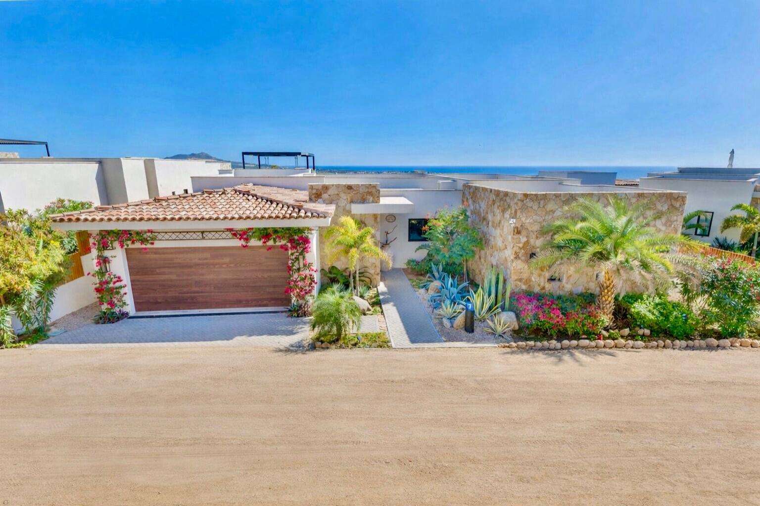 Cabo San Lucas 4 De Marzo Ubicada en la Colonia Ampliación Matamoros, a 5 min del centro de Cabo San Lucas. Ideal para familias o propiedad de rentas.Exterior: Patio con asador y cochera bardeada para 2 autos.P. Baja: Sala, comedor, cocina, medio baño, estudio con acceso independiente y recámara con baño completo y walk-in closet.P. Alta: 2 recámaras con terrazas privadas (una con baño completo).Located in Ampliación Matamoros, 5 min from downtown Cabo San Lucas. Ideal for families or rental property.Exterior: Patio with BBQ grill & fenced 2-car carport.Main Floor: Living/dining area, kitchen, half-bath, studio with private entrance & bedroom with full bath & walk-in closet.Upper Floor: 2 bedrooms with private terraces (one with a full bath). – 115 Cam. Grande, Cabo San Lucas, BS