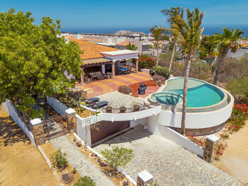 Cabo San Lucas 4 De Marzo Ubicada en la Colonia Ampliación Matamoros, a 5 min del centro de Cabo San Lucas. Ideal para familias o propiedad de rentas.Exterior: Patio con asador y cochera bardeada para 2 autos.P. Baja: Sala, comedor, cocina, medio baño, estudio con acceso independiente y recámara con baño completo y walk-in closet.P. Alta: 2 recámaras con terrazas privadas (una con baño completo).Located in Ampliación Matamoros, 5 min from downtown Cabo San Lucas. Ideal for families or rental property.Exterior: Patio with BBQ grill & fenced 2-car carport.Main Floor: Living/dining area, kitchen, half-bath, studio with private entrance & bedroom with full bath & walk-in closet.Upper Floor: 2 bedrooms with private terraces (one with a full bath). – 25 Camino Grande Pedregal, Cabo San Lucas, BS