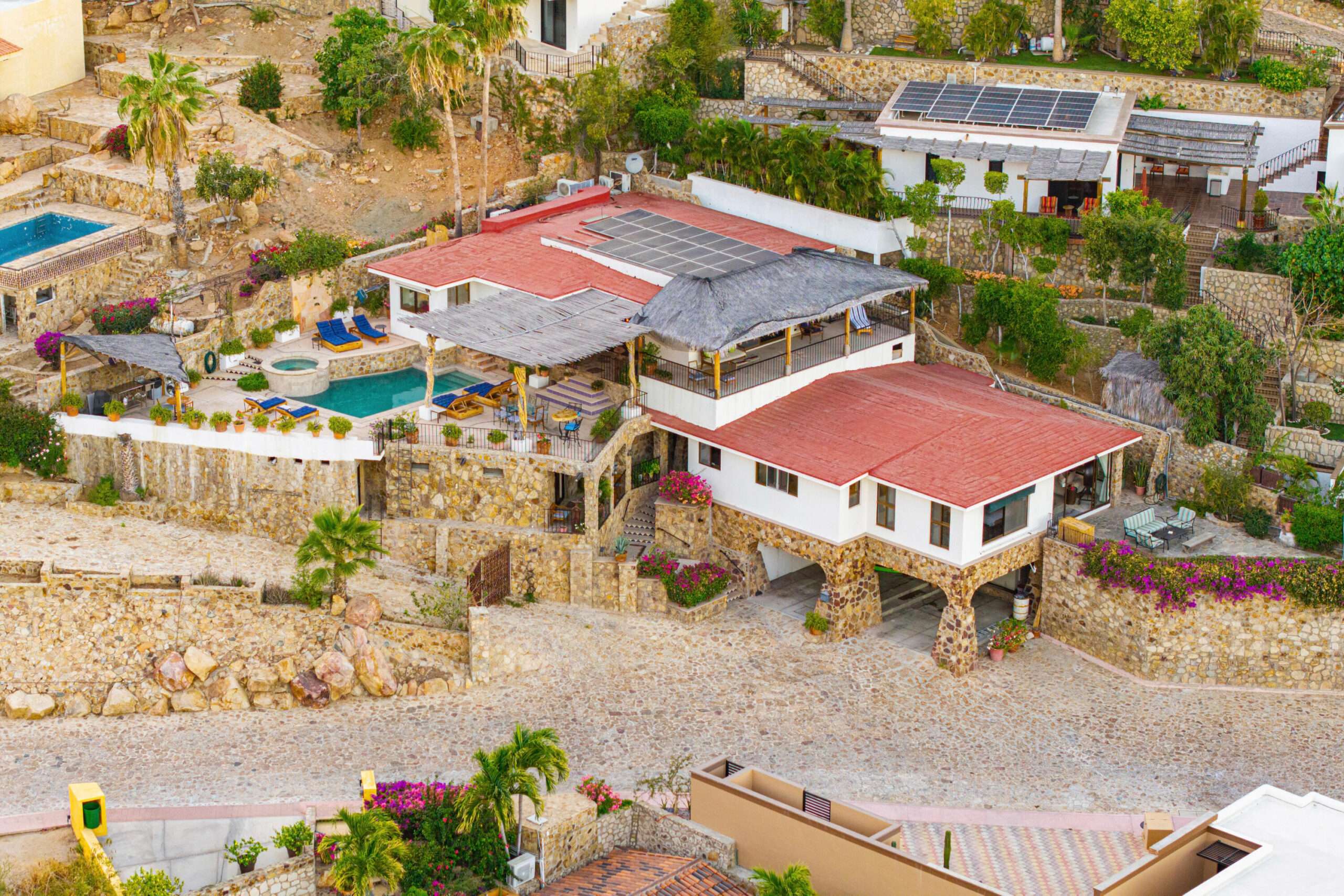 Cabo San Lucas Lomas Del Faro Casa en venta en Lomas del Faro Viejo, Los Cabos, con 225 m² de terreno y 130 m² de construcción distribuidos en dos niveles. La propiedad cuenta con amplia área de sala y comedor, cocina equipada con isla central y medio baño para visitas. En el exterior ofrece cochera para un vehículo, terraza, jardín y área de lavado de gran tamaño con pasto sintético.En planta baja se encuentran dos recámaras, cada una con clóset y baño completo privado, además de un espacio ideal para sala de televisión o área familiar. En la planta alta se ubica la recámara principal, que cuenta con clóset, baño completo, área de estudio y acceso a una terraza privada.La vivienda dispone de cisterna con capacidad de 10,000 litros y ofrece espacios amplios, funcionales y modernos. for sale