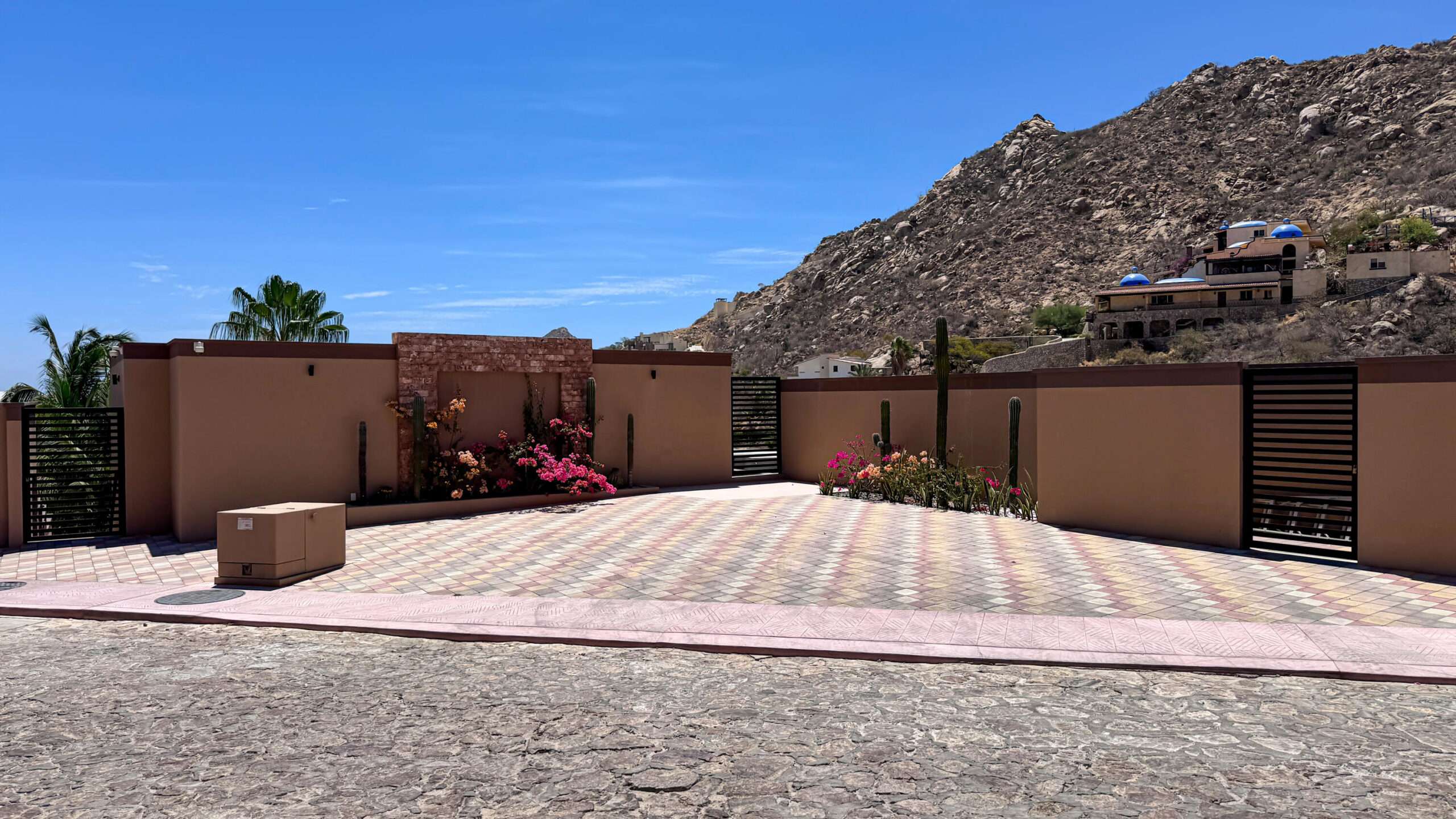 Cabo San Lucas Lomas Del Faro Casa en venta en Lomas del Faro Viejo, Los Cabos, con 225 m² de terreno y 130 m² de construcción distribuidos en dos niveles. La propiedad cuenta con amplia área de sala y comedor, cocina equipada con isla central y medio baño para visitas. En el exterior ofrece cochera para un vehículo, terraza, jardín y área de lavado de gran tamaño con pasto sintético.En planta baja se encuentran dos recámaras, cada una con clóset y baño completo privado, además de un espacio ideal para sala de televisión o área familiar. En la planta alta se ubica la recámara principal, que cuenta con clóset, baño completo, área de estudio y acceso a una terraza privada.La vivienda dispone de cisterna con capacidad de 10,000 litros y ofrece espacios amplios, funcionales y modernos. for sale