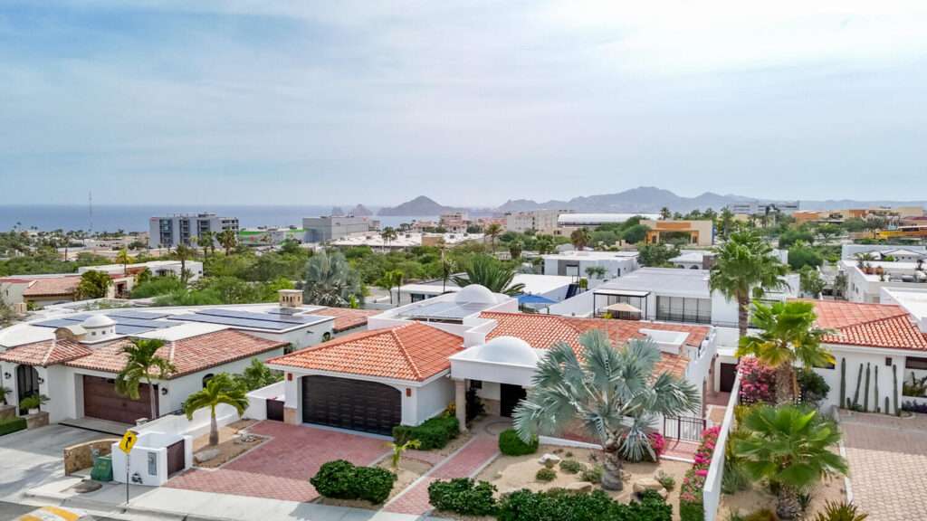 Cabo San Lucas 4 De Marzo Ubicada en la Colonia Ampliación Matamoros, a 5 min del centro de Cabo San Lucas. Ideal para familias o propiedad de rentas.Exterior: Patio con asador y cochera bardeada para 2 autos.P. Baja: Sala, comedor, cocina, medio baño, estudio con acceso independiente y recámara con baño completo y walk-in closet.P. Alta: 2 recámaras con terrazas privadas (una con baño completo).Located in Ampliación Matamoros, 5 min from downtown Cabo San Lucas. Ideal for families or rental property.Exterior: Patio with BBQ grill & fenced 2-car carport.Main Floor: Living/dining area, kitchen, half-bath, studio with private entrance & bedroom with full bath & walk-in closet.Upper Floor: 2 bedrooms with private terraces (one with a full bath). – 450 Cam. Del Sol, Cabo San Lucas, BS