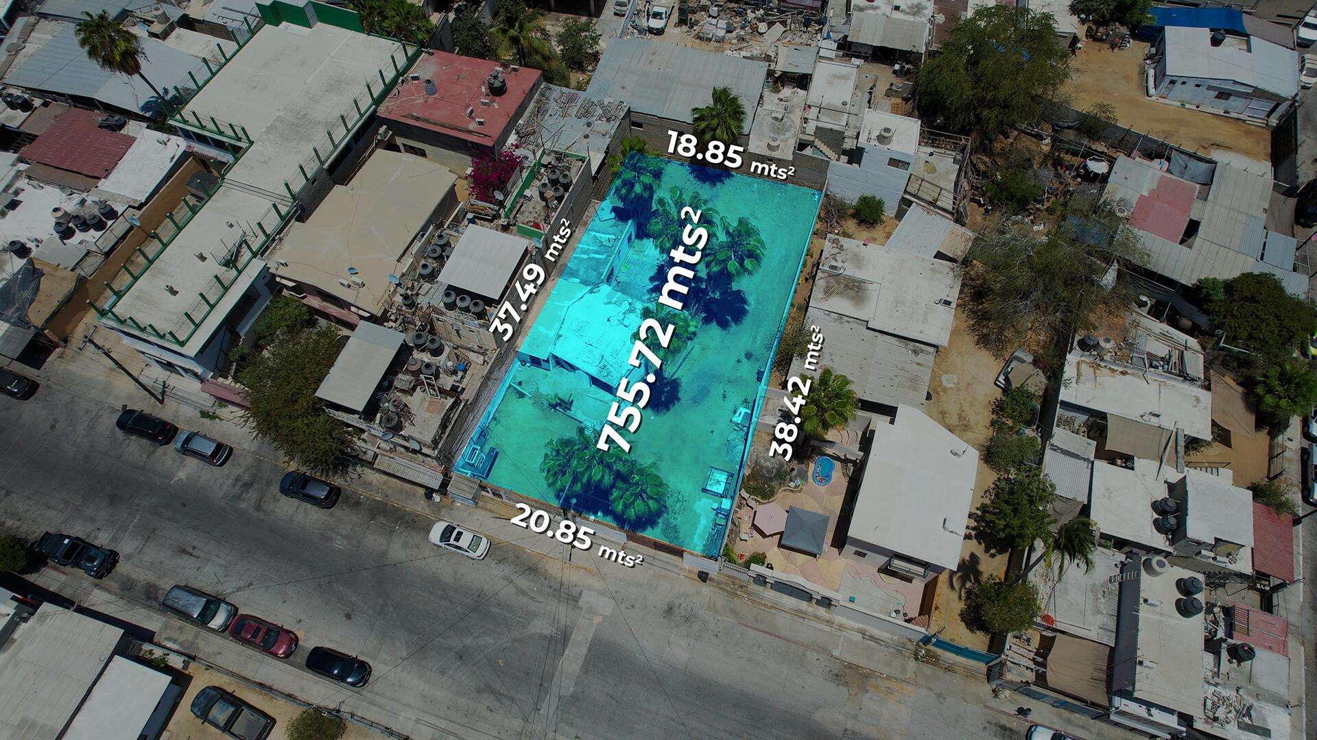Cabo San Lucas Lomas Del Faro Casa en venta en Lomas del Faro Viejo, Los Cabos, con 225 m² de terreno y 130 m² de construcción distribuidos en dos niveles. La propiedad cuenta con amplia área de sala y comedor, cocina equipada con isla central y medio baño para visitas. En el exterior ofrece cochera para un vehículo, terraza, jardín y área de lavado de gran tamaño con pasto sintético.En planta baja se encuentran dos recámaras, cada una con clóset y baño completo privado, además de un espacio ideal para sala de televisión o área familiar. En la planta alta se ubica la recámara principal, que cuenta con clóset, baño completo, área de estudio y acceso a una terraza privada.La vivienda dispone de cisterna con capacidad de 10,000 litros y ofrece espacios amplios, funcionales y modernos. for sale