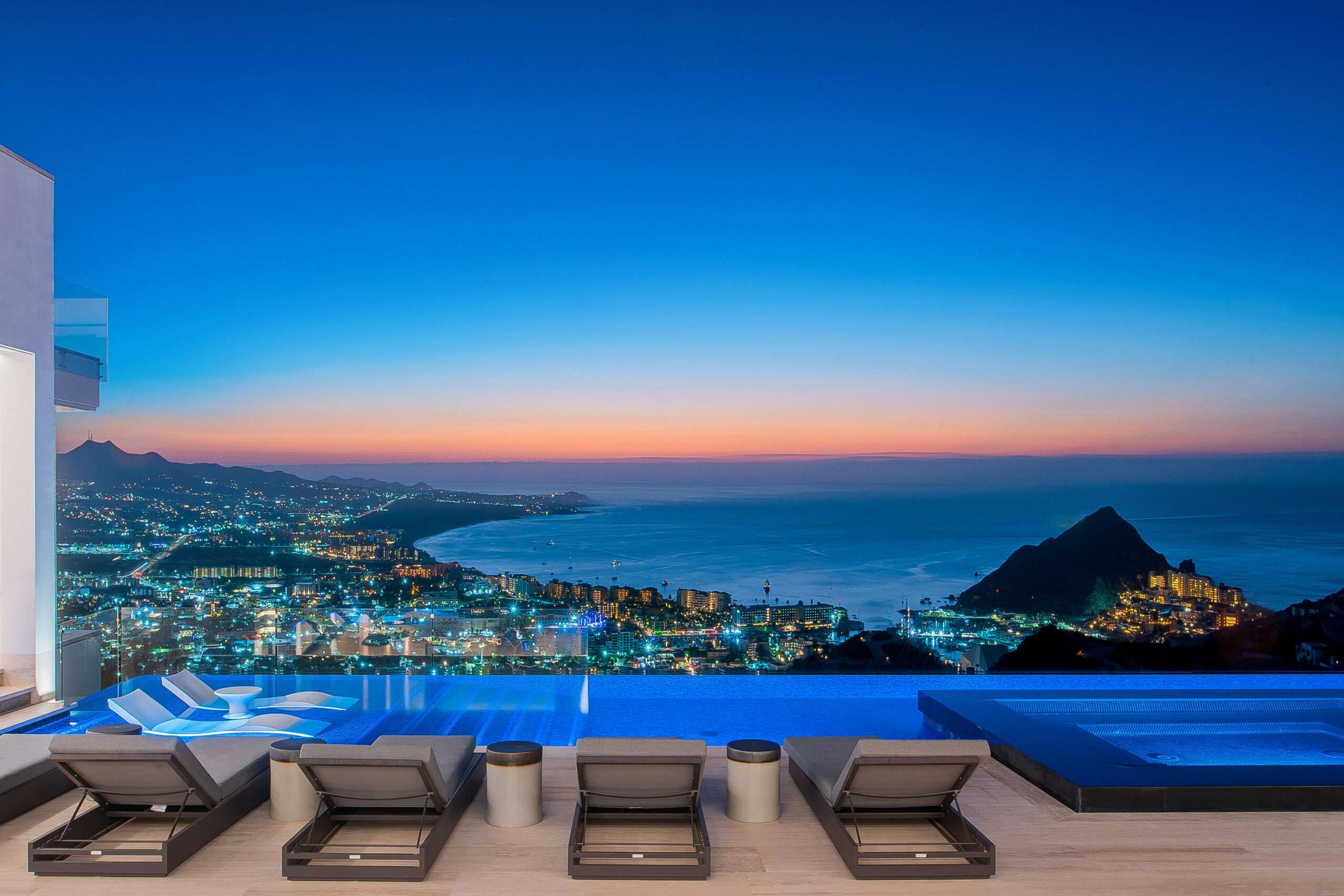 Cabo San Lucas Lomas Del Faro Casa en venta en Lomas del Faro Viejo, Los Cabos, con 225 m² de terreno y 130 m² de construcción distribuidos en dos niveles. La propiedad cuenta con amplia área de sala y comedor, cocina equipada con isla central y medio baño para visitas. En el exterior ofrece cochera para un vehículo, terraza, jardín y área de lavado de gran tamaño con pasto sintético.En planta baja se encuentran dos recámaras, cada una con clóset y baño completo privado, además de un espacio ideal para sala de televisión o área familiar. En la planta alta se ubica la recámara principal, que cuenta con clóset, baño completo, área de estudio y acceso a una terraza privada.La vivienda dispone de cisterna con capacidad de 10,000 litros y ofrece espacios amplios, funcionales y modernos. for sale