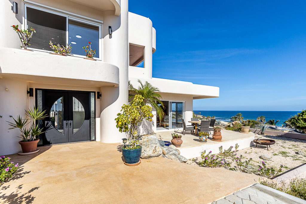 Cabo San Lucas 4 De Marzo Ubicada en la Colonia Ampliación Matamoros, a 5 min del centro de Cabo San Lucas. Ideal para familias o propiedad de rentas.Exterior: Patio con asador y cochera bardeada para 2 autos.P. Baja: Sala, comedor, cocina, medio baño, estudio con acceso independiente y recámara con baño completo y walk-in closet.P. Alta: 2 recámaras con terrazas privadas (una con baño completo).Located in Ampliación Matamoros, 5 min from downtown Cabo San Lucas. Ideal for families or rental property.Exterior: Patio with BBQ grill & fenced 2-car carport.Main Floor: Living/dining area, kitchen, half-bath, studio with private entrance & bedroom with full bath & walk-in closet.Upper Floor: 2 bedrooms with private terraces (one with a full bath). – Camino del Cerro, Cabo San Lucas, BS