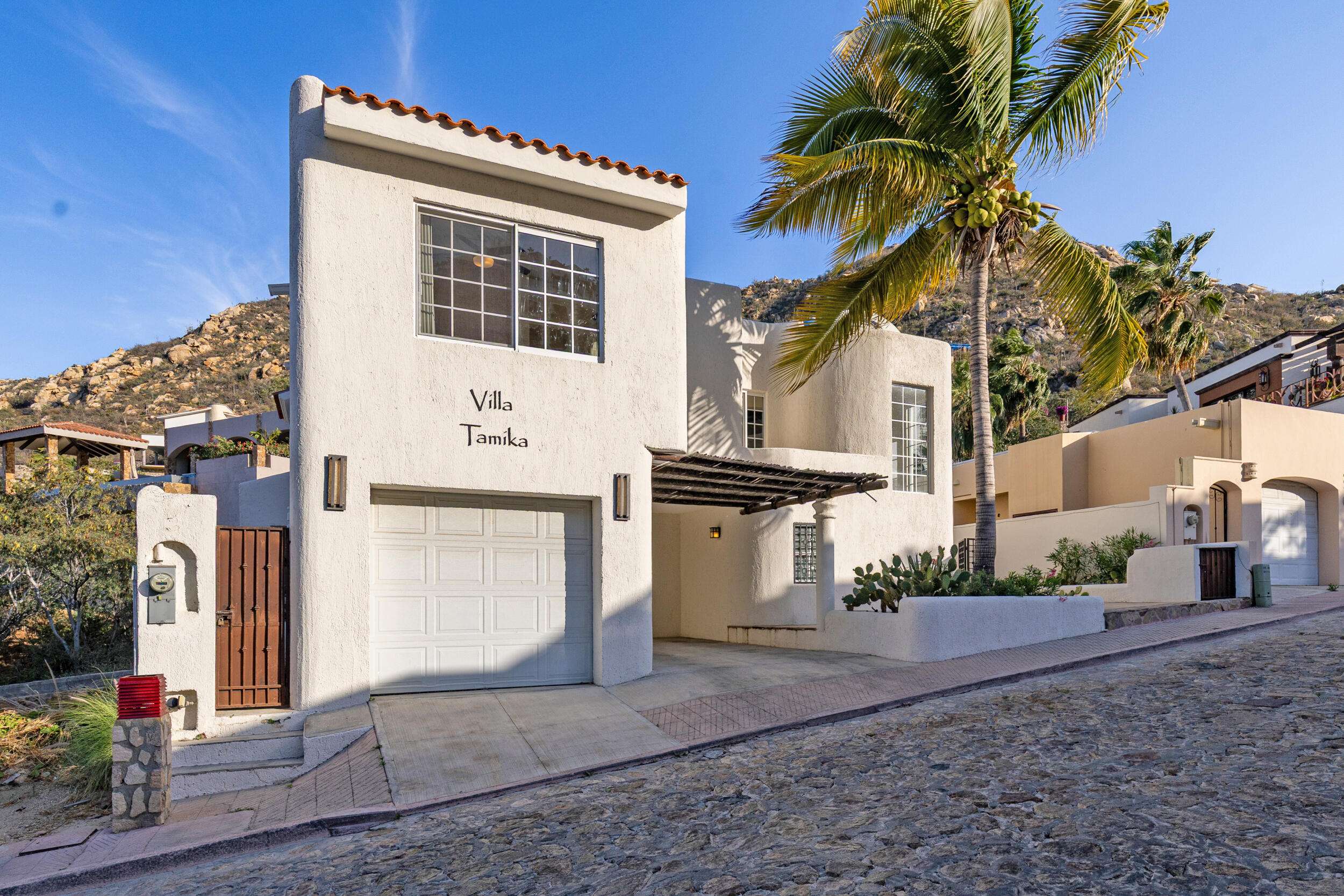 Cabo San Lucas Lomas Del Faro Casa en venta en Lomas del Faro Viejo, Los Cabos, con 225 m² de terreno y 130 m² de construcción distribuidos en dos niveles. La propiedad cuenta con amplia área de sala y comedor, cocina equipada con isla central y medio baño para visitas. En el exterior ofrece cochera para un vehículo, terraza, jardín y área de lavado de gran tamaño con pasto sintético.En planta baja se encuentran dos recámaras, cada una con clóset y baño completo privado, además de un espacio ideal para sala de televisión o área familiar. En la planta alta se ubica la recámara principal, que cuenta con clóset, baño completo, área de estudio y acceso a una terraza privada.La vivienda dispone de cisterna con capacidad de 10,000 litros y ofrece espacios amplios, funcionales y modernos. for sale