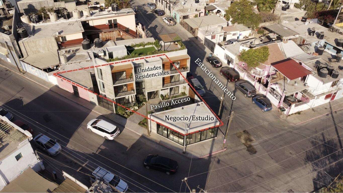 Cabo San Lucas Lomas Del Faro Casa en venta en Lomas del Faro Viejo, Los Cabos, con 225 m² de terreno y 130 m² de construcción distribuidos en dos niveles. La propiedad cuenta con amplia área de sala y comedor, cocina equipada con isla central y medio baño para visitas. En el exterior ofrece cochera para un vehículo, terraza, jardín y área de lavado de gran tamaño con pasto sintético.En planta baja se encuentran dos recámaras, cada una con clóset y baño completo privado, además de un espacio ideal para sala de televisión o área familiar. En la planta alta se ubica la recámara principal, que cuenta con clóset, baño completo, área de estudio y acceso a una terraza privada.La vivienda dispone de cisterna con capacidad de 10,000 litros y ofrece espacios amplios, funcionales y modernos. for sale