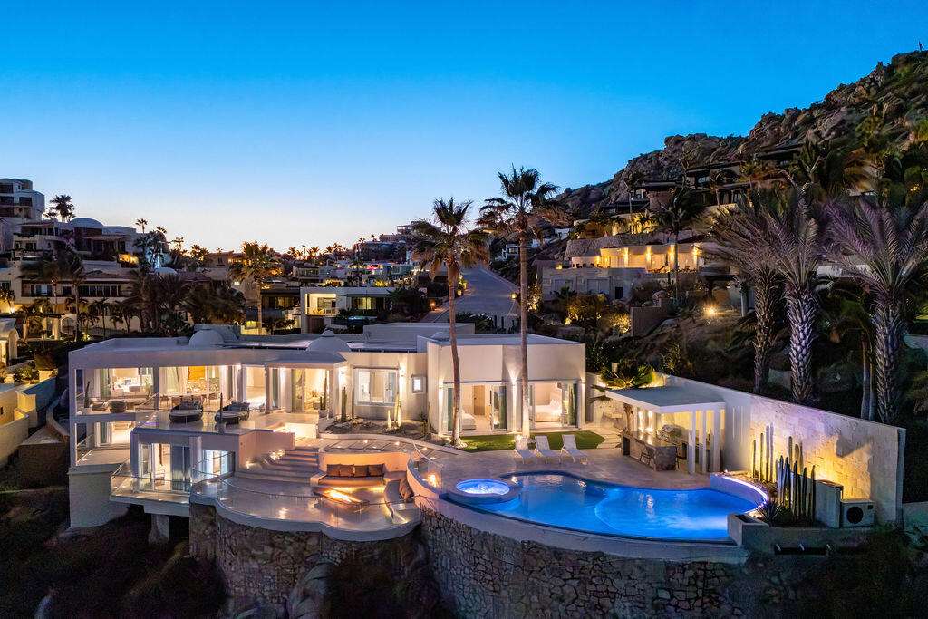 Cabo San Lucas Lomas Del Faro Casa en venta en Lomas del Faro Viejo, Los Cabos, con 225 m² de terreno y 130 m² de construcción distribuidos en dos niveles. La propiedad cuenta con amplia área de sala y comedor, cocina equipada con isla central y medio baño para visitas. En el exterior ofrece cochera para un vehículo, terraza, jardín y área de lavado de gran tamaño con pasto sintético.En planta baja se encuentran dos recámaras, cada una con clóset y baño completo privado, además de un espacio ideal para sala de televisión o área familiar. En la planta alta se ubica la recámara principal, que cuenta con clóset, baño completo, área de estudio y acceso a una terraza privada.La vivienda dispone de cisterna con capacidad de 10,000 litros y ofrece espacios amplios, funcionales y modernos. for sale