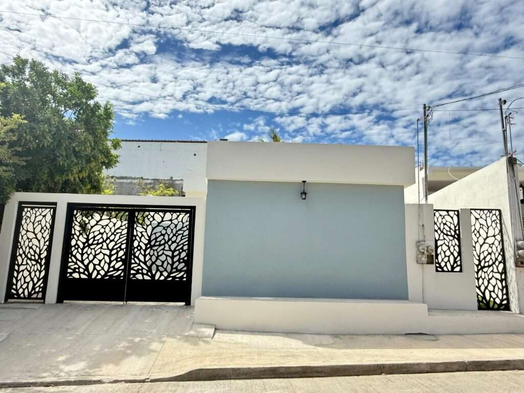 Cabo San Lucas Lomas Del Faro Casa en venta en Lomas del Faro Viejo, Los Cabos, con 225 m² de terreno y 130 m² de construcción distribuidos en dos niveles. La propiedad cuenta con amplia área de sala y comedor, cocina equipada con isla central y medio baño para visitas. En el exterior ofrece cochera para un vehículo, terraza, jardín y área de lavado de gran tamaño con pasto sintético.En planta baja se encuentran dos recámaras, cada una con clóset y baño completo privado, además de un espacio ideal para sala de televisión o área familiar. En la planta alta se ubica la recámara principal, que cuenta con clóset, baño completo, área de estudio y acceso a una terraza privada.La vivienda dispone de cisterna con capacidad de 10,000 litros y ofrece espacios amplios, funcionales y modernos. – Faro San José Del Cabo, Cabo San Lucas, BS