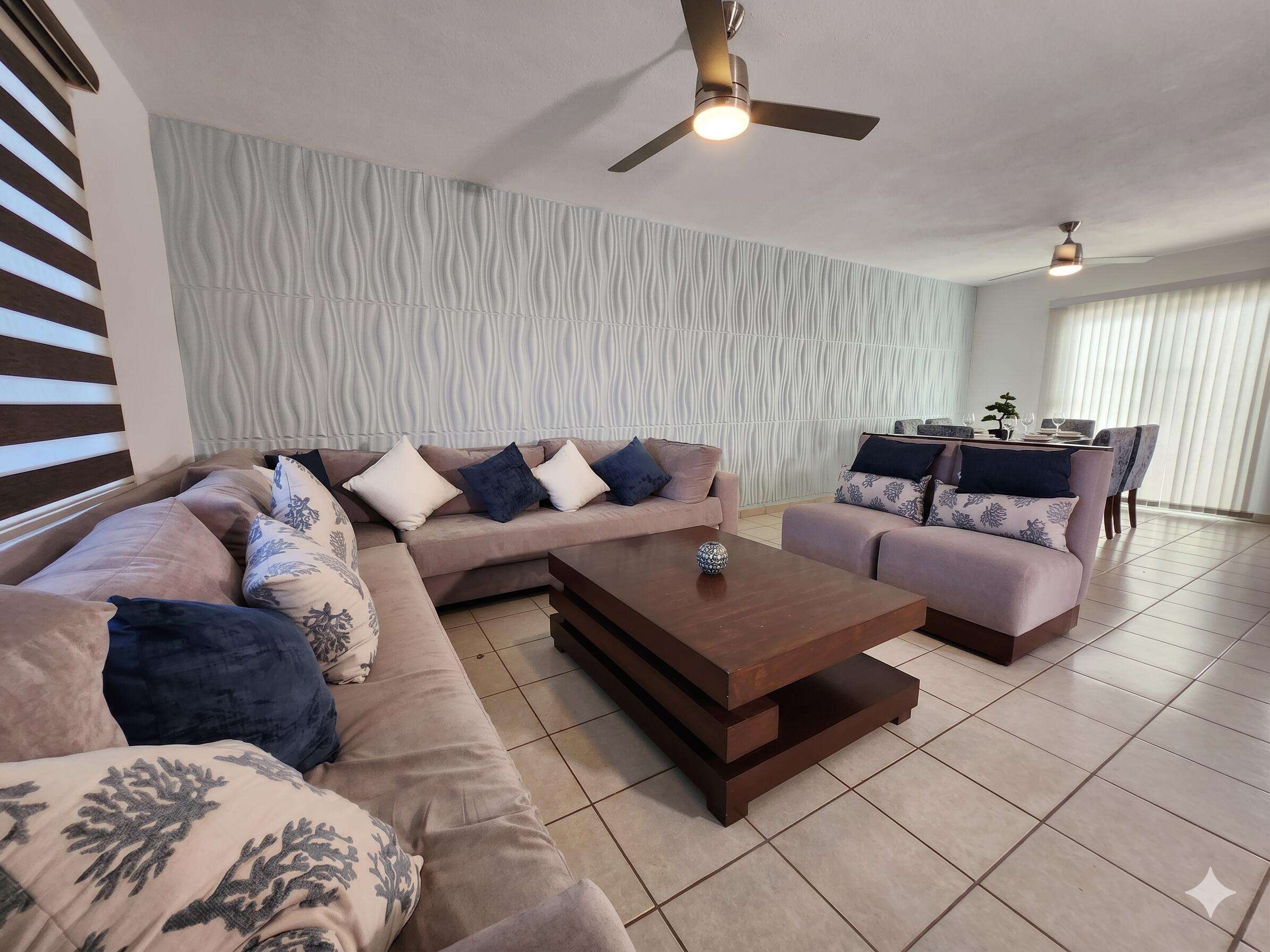 Cabo San Lucas Lomas Del Faro Casa en venta en Lomas del Faro Viejo, Los Cabos, con 225 m² de terreno y 130 m² de construcción distribuidos en dos niveles. La propiedad cuenta con amplia área de sala y comedor, cocina equipada con isla central y medio baño para visitas. En el exterior ofrece cochera para un vehículo, terraza, jardín y área de lavado de gran tamaño con pasto sintético.En planta baja se encuentran dos recámaras, cada una con clóset y baño completo privado, además de un espacio ideal para sala de televisión o área familiar. En la planta alta se ubica la recámara principal, que cuenta con clóset, baño completo, área de estudio y acceso a una terraza privada.La vivienda dispone de cisterna con capacidad de 10,000 litros y ofrece espacios amplios, funcionales y modernos. for sale