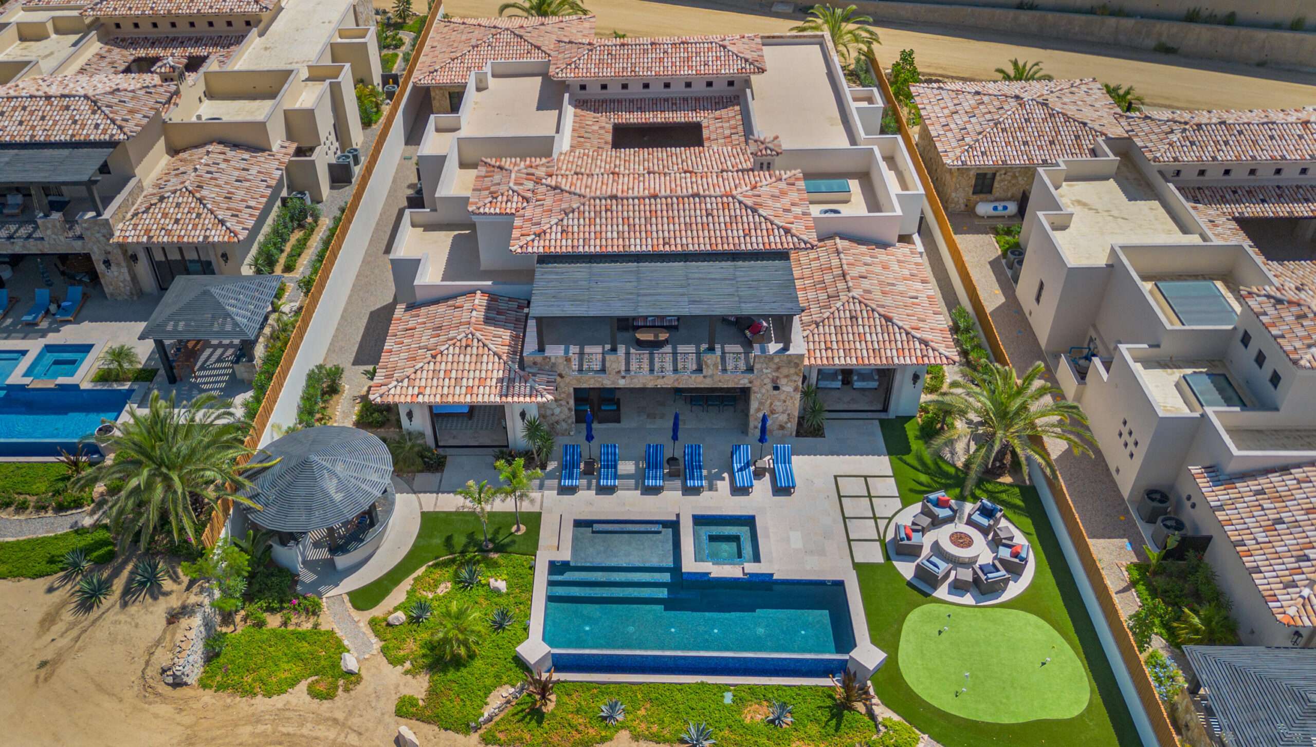 Cabo San Lucas San Charbel Imagine living in a villa overlooking the Bay of Los Cabos, where luxury and comfort come together in a serene environment. This impressive property offers you moments of relaxation and fun in its pool, perfect for gatherings with friends and family. You won't have to worry about going to an external gym, you can train in our first-class facilities with sea – Manzana 26 Callejon de Los Ni, Cabo San Lucas, BS