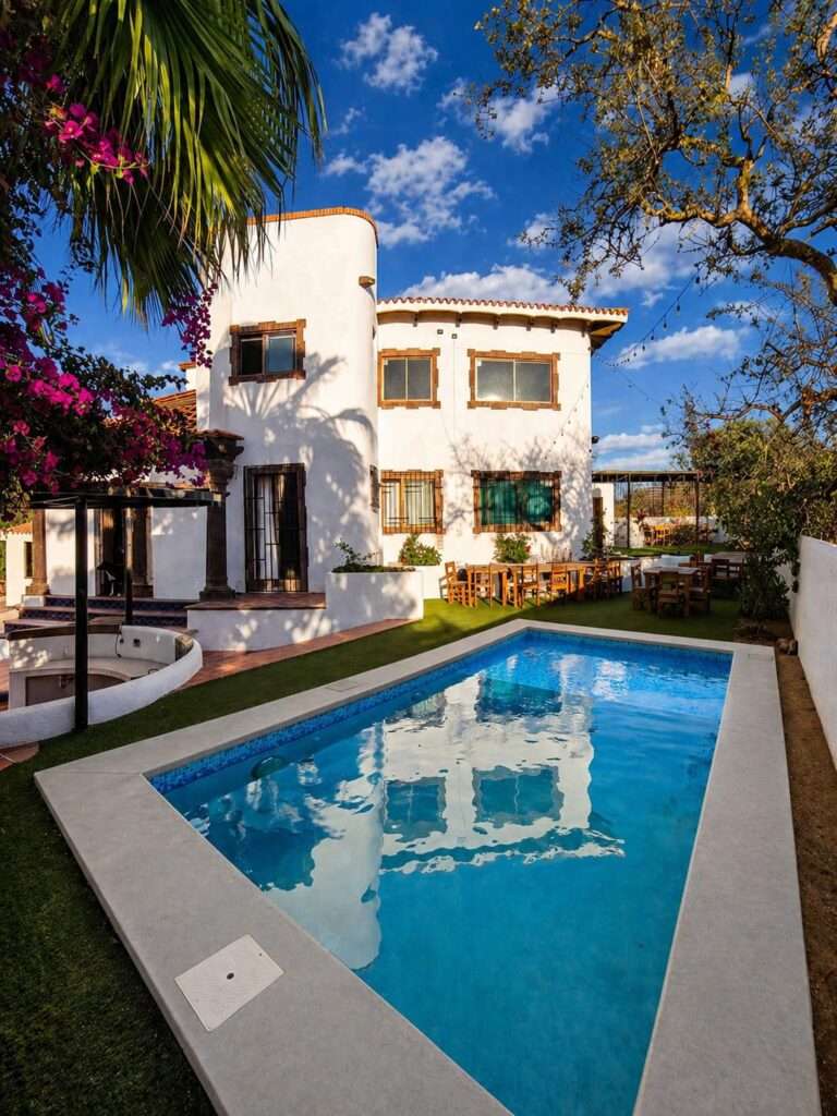 Cabo San Lucas Miramar Casa en Venta | Fraccionamiento Miramar Imagina despertar cada mañana en una zona residencial tranquila, rodeada de áreas verdes, con árboles que brindan sombra natural desde la entrada... y a solo minutos de las playas del Pacífico y del prestigioso Residencial Quivira Golf ClubLa casa integra un sistema Alexa Smart Home que te permite controlar luces, aires acondicionados, música y más con solo tu voz, tecnología de hogar inteligente pensada para el confort diario. Además, cuenta con una cava de vinos privada, y lo mejor, cuenta con Paneles Solares que generan todos los días y pagas casi nada de energía electrica!Esta es tu oportunidad de adquirir un hogar familiar completo en una de las zonas con mayor plusvalía y crecimiento de Cabo San LucasPracticamente lis – 3 Mar Egeo - Miramar CSL, Cabo San Lucas, BS