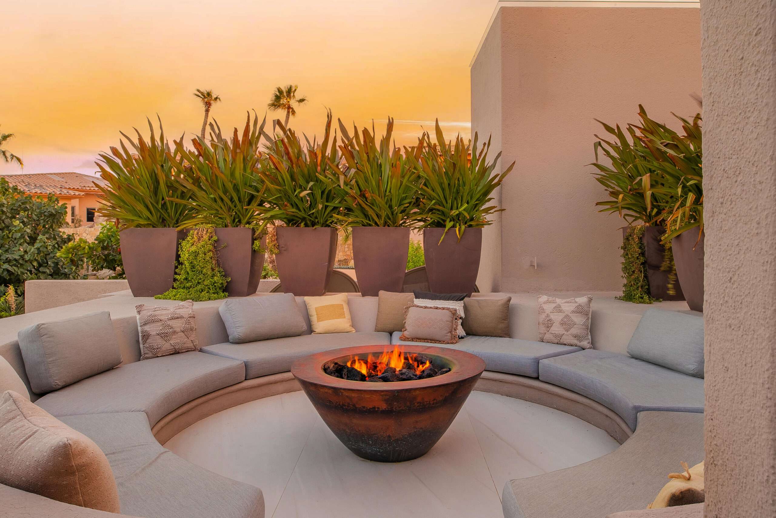 Cabo San Lucas Misiones De Santa Fe CASA EN VENTA - EXCELENTE DISTRIBUCIÓNCasa de 2 niveles, ideal para vivir cómodamente y con espacios bien aprovechados.Características:• 3 habitaciones• 2.5 baños• Cocina integral• Área de sala-comedor• Ventiladores de techo• Cisterna con sistema hidroneumático• Bodega amplia en el patioFormas de pago:Crédito INFONAVIT y ContadoExcelente opción para vivienda familiar o inversión.Agenda tu cita y conócela. – 42 Camino Bonito Oriente Pedregal, Cabo San Lucas, BS