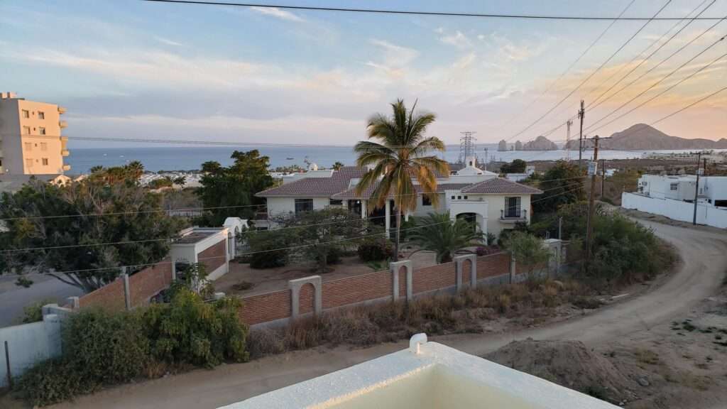 Cabo San Lucas 4 De Marzo Una esquina excepcional. Una oportunidad única.Emilio Point es un terreno extraordinario, definido por su distintiva geometría triangular, su privilegiada ubicación en esquina y su excepcional potencial.Su posición sobre dos frentes le brinda una presencia arquitectónica y una visibilidad extraordinarias, creando un lienzo ideal para desarrollar una residencia emblemática, un concepto boutique o una inversión verdaderamente singular.Más que un terreno, Emilio Point representa una declaración de exclusividad: un espacio donde ubicación, diseño y visión convergen.Único por naturaleza. Extraordinario por posición. – 57 LTE 1 TARAHUMARAS, Cabo San Lucas, BS
