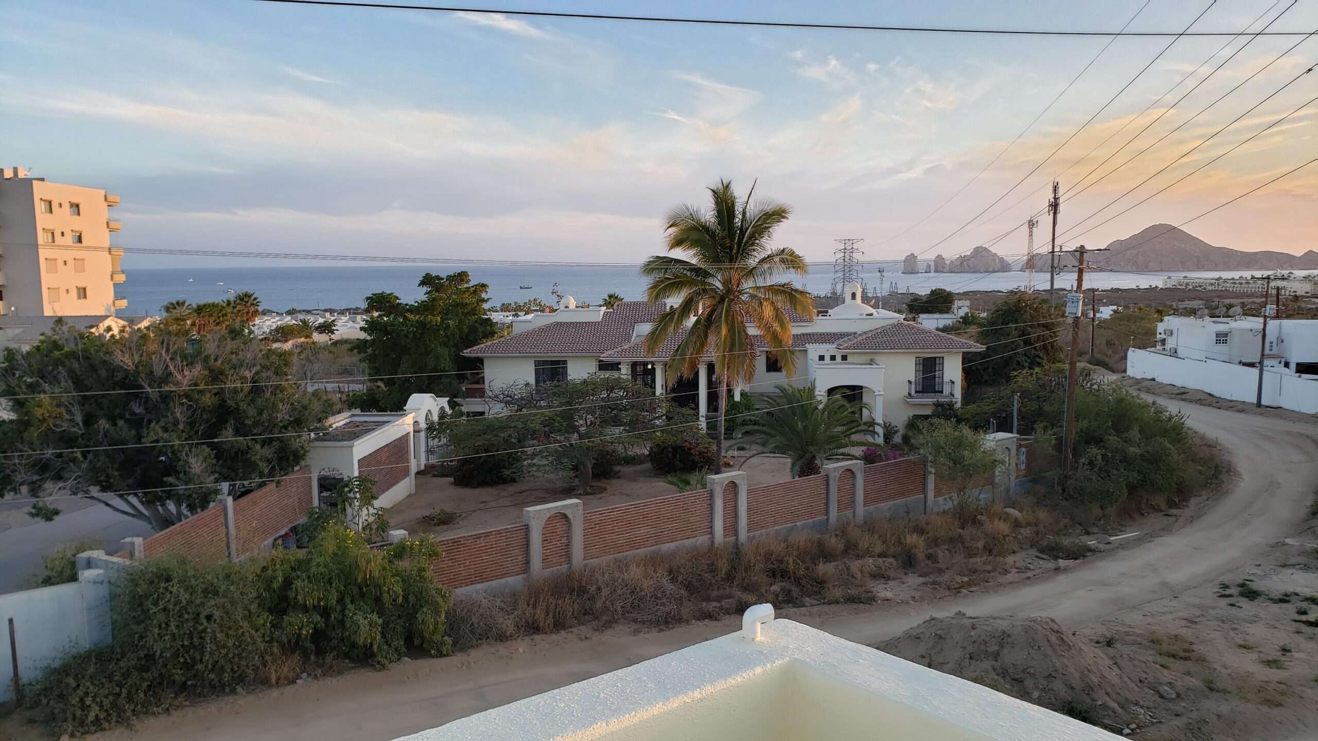 Cabo San Lucas 4 De Marzo Una esquina excepcional. Una oportunidad única.Emilio Point es un terreno extraordinario, definido por su distintiva geometría triangular, su privilegiada ubicación en esquina y su excepcional potencial.Su posición sobre dos frentes le brinda una presencia arquitectónica y una visibilidad extraordinarias, creando un lienzo ideal para desarrollar una residencia emblemática, un concepto boutique o una inversión verdaderamente singular.Más que un terreno, Emilio Point representa una declaración de exclusividad: un espacio donde ubicación, diseño y visión convergen.Único por naturaleza. Extraordinario por posición. – 57 LTE 1 TARAHUMARAS, Cabo San Lucas, BS