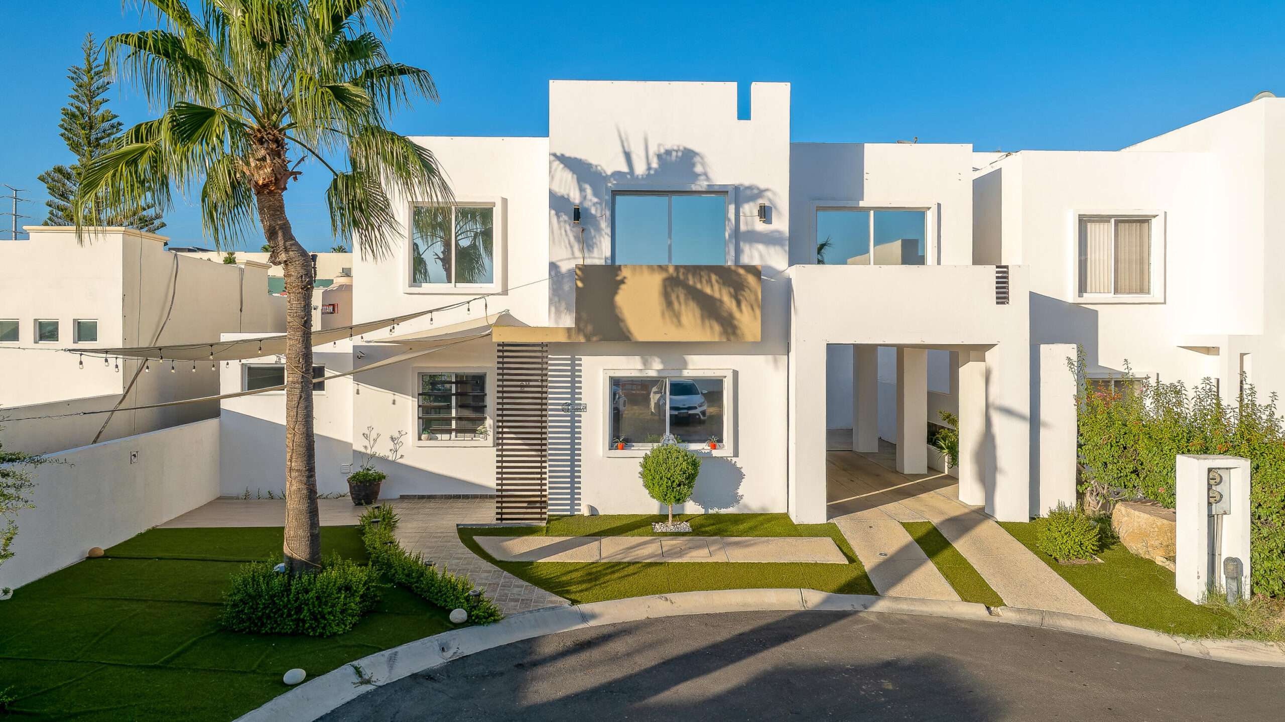 Cabo San Lucas 4 De Marzo Una esquina excepcional. Una oportunidad única.Emilio Point es un terreno extraordinario, definido por su distintiva geometría triangular, su privilegiada ubicación en esquina y su excepcional potencial.Su posición sobre dos frentes le brinda una presencia arquitectónica y una visibilidad extraordinarias, creando un lienzo ideal para desarrollar una residencia emblemática, un concepto boutique o una inversión verdaderamente singular.Más que un terreno, Emilio Point representa una declaración de exclusividad: un espacio donde ubicación, diseño y visión convergen.Único por naturaleza. Extraordinario por posición. – CASA 17 Quintas Luna, Cabo San Lucas, BS
