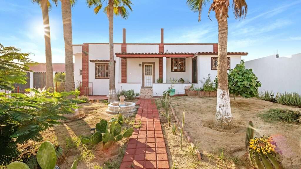 Cabo San Lucas Csl N-E Of19:Genral This completely private property offers privacy and security, ideal for comfortable living. It features 2 bedrooms, 2 bathrooms, a full kitchen, living room, dining room, garden, a 333.meter perimeter wall, a service patio, a laundry area, and a second-level deck/terrace.Conveniently located just minutes from shopping centers and restaurants, with quick access to the highways to La Paz and San José.Esta Propiedad Completamente Privada Ofrece Privacidad Y Seguridad. Ideal Para Una Vida Cómoda. Cuenta Con 2 Recamaras, 2 Baños, Cocina Completa, Sala, Comedor, Jardín, Barda Perimetral De 333 M.L. Patio De Servicio, Área De Lavado, En 2Do. Nivel Cuenta Con Un Deck Terraza.Ubicada A Solo Minutos De Centros Comerciales, Restaurantes, Con Rápido Acceso A La Carretera A La Paz- Los – Jacarandas, Cabo San Lucas, BS